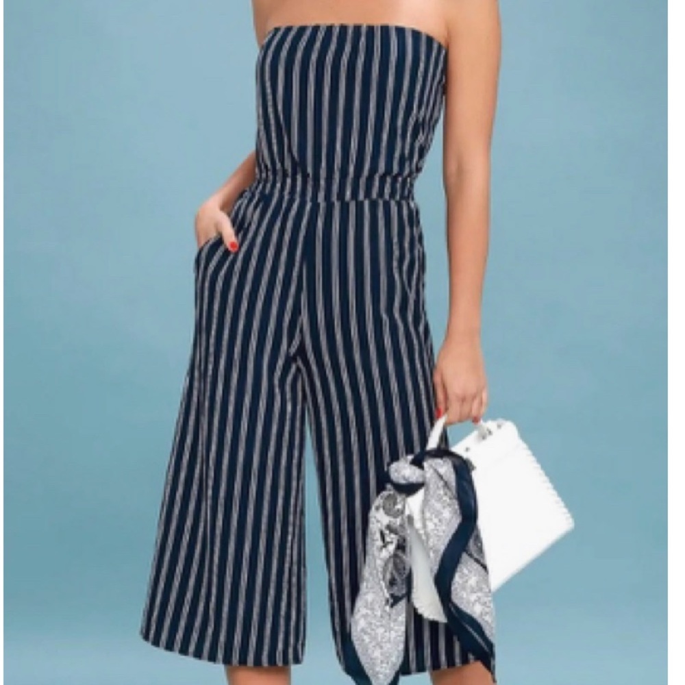 NEW WITH TAG Lulu’s strapless tie back jumpsuit size:XS Color: Navy and white